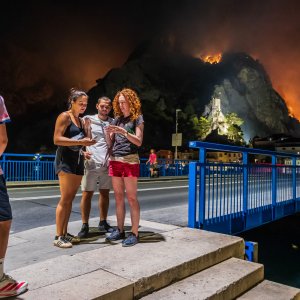 Turisti i stanovnici Omiša promatraju situaciju