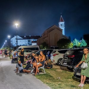 Turisti i stanovnici Omiša promatraju situaciju