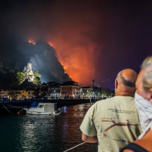 Turisti i stanovnici Omiša promatraju situaciju