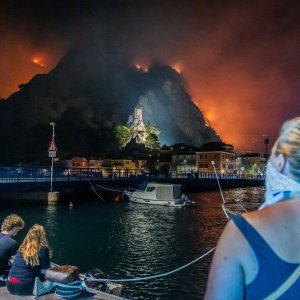 Turisti i stanovnici Omiša promatraju situaciju