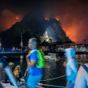 Turisti i stanovnici Omiša promatraju situaciju