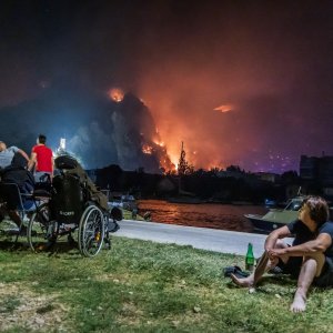 Turisti i stanovnici Omiša promatraju situaciju