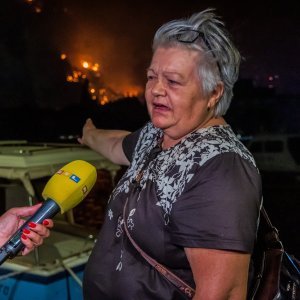 Turisti i stanovnici Omiša promatraju situaciju
