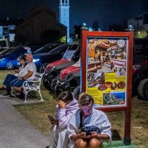 Turisti i stanovnici Omiša promatraju situaciju
