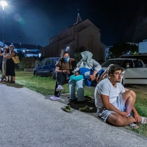 Turisti i stanovnici Omiša promatraju situaciju