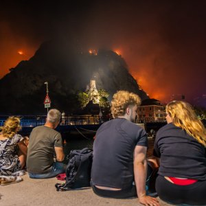Turisti i stanovnici Omiša promatraju situaciju