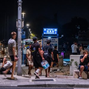 Turisti i stanovnici Omiša promatraju situaciju