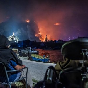 Turisti i stanovnici Omiša promatraju situaciju