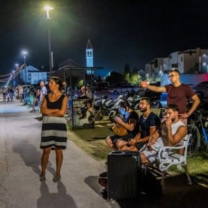 Turisti i stanovnici Omiša promatraju situaciju