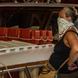 Turisti i stanovnici Omiša promatraju situaciju