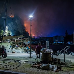Turisti i stanovnici Omiša promatraju situaciju