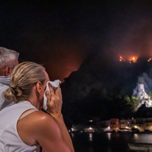 Turisti i stanovnici Omiša promatraju situaciju