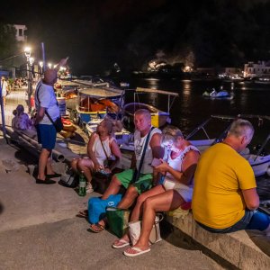 Turisti i stanovnici Omiša promatraju situaciju