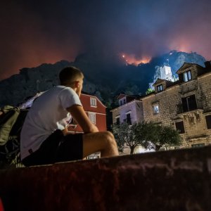 Turisti i stanovnici Omiša promatraju situaciju