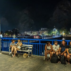 Turisti i stanovnici Omiša promatraju situaciju