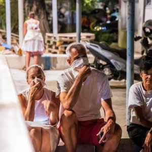 Turisti i stanovnici Omiša promatraju situaciju