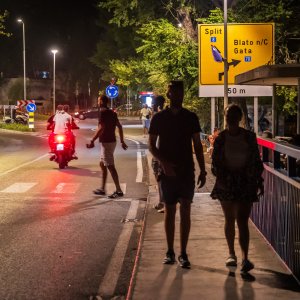 Turisti i stanovnici Omiša promatraju situaciju