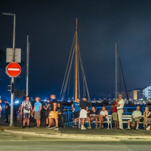 Turisti i stanovnici Omiša promatraju situaciju