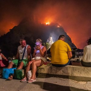 Turisti i stanovnici Omiša promatraju situaciju