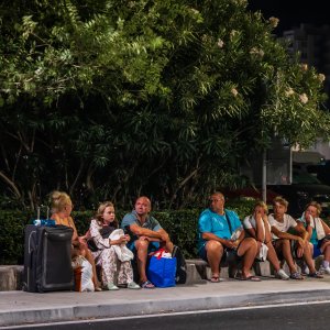 Turisti i stanovnici Omiša promatraju situaciju