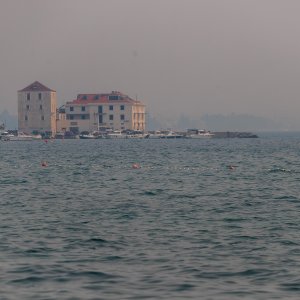 Slaba vidljivost u Kaštelima zbog velikog požara u okolici Tomislavgrada