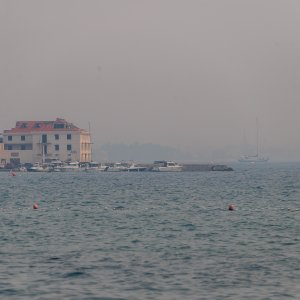 Slaba vidljivost u Kaštelima zbog velikog požara u okolici Tomislavgrada