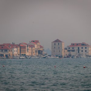 Slaba vidljivost u Kaštelima zbog velikog požara u okolici Tomislavgrada