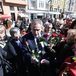 Milan Bandić dijelio ruže u povodu Dana žena