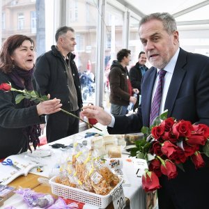 Milan Bandić dijelio ruže povodom Dana žena