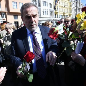 Milan Bandić dijelio ruže u povodu Dana žena