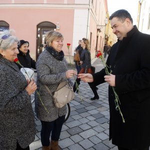 Alen Kišić, gradonačelnik Ivanca, dijelio cvijeće u povodom Dana žena