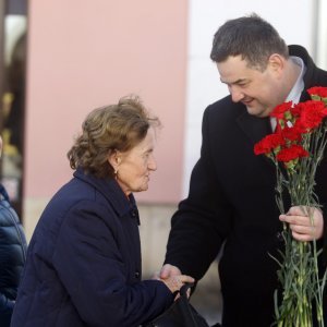 Alen Kišić, gradonačelnik Ivanca, dijelio cvijeće povodom Dana žena