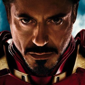 Iron Man 2 (2010) – martini u jednoj ruci, sprava za spašavanje svijeta u drugoj