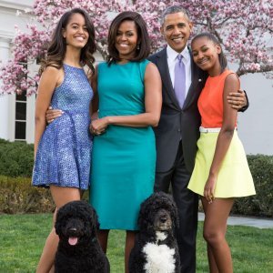 Michelle i Barack Obama s kćerima Sashom i Malijom