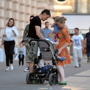 Ivica Kostelić sa suprugom Elin i djecom prošetao gradom