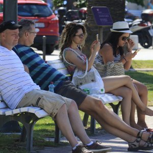 Turisti u Makarskoj na različite se načine bore s vrućinom