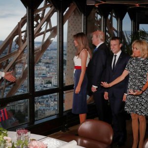 Bračni parovi Trump i Macron večerali su u restoranu Jules Verne u pariškom Eiffelovom tornju. Večeru u šest slijedova pripremio je chef Alain Degrasse, a jele su se francuske paštete, sirevi, goveđi file u tartufima te topli sorbet od jagode i jogurta.