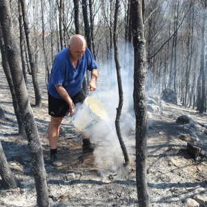 Stanovnici gase preostale plamene