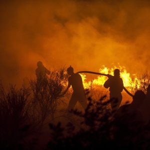 Stanovnici se bore s vatrom u Kamenu