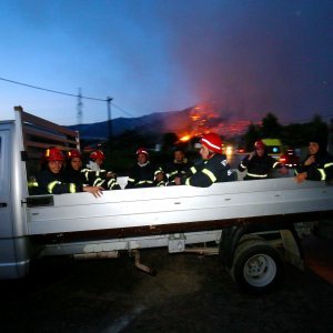 Vatrogasci odlaze na požarište u Splitu