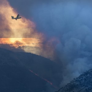 Kanader se probija kroz dim u Sitnom