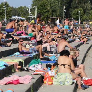 Osječani su osvježenje od vrućine pronašli u rijeci Dravi