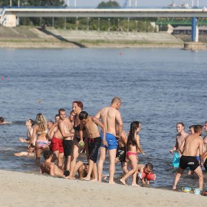 Osječani su osvježenje od vrućine pronašli u rijeci Dravi