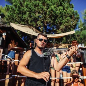 DJ Ressless zagrijao atmosferu na afterbeach zabavi u Hula Hula beach baru