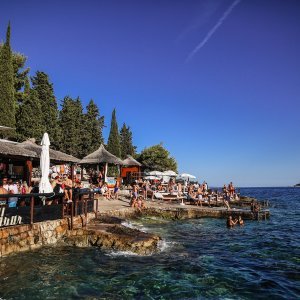 DJ Ressless zagrijao atmosferu na afterbeach zabavi u Hula Hula beach baru