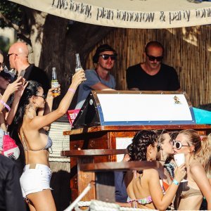 DJ Ressless zagrijao atmosferu na afterbeach zabavi u Hula Hula beach baru