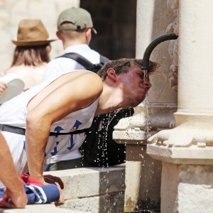 Turisti traže osvježenje na Onofrijevim fontanama u Dubrovniku