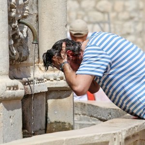 Turisti traže osvježenje na Onofrijevim fontanama u Dubrovniku