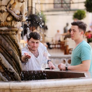 Turisti traže osvježenje na Onofrijevim fontanama u Dubrovniku