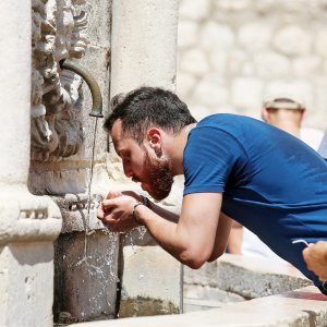 Turisti traže osvježenje na Onofrijevim fontanama u Dubrovniku